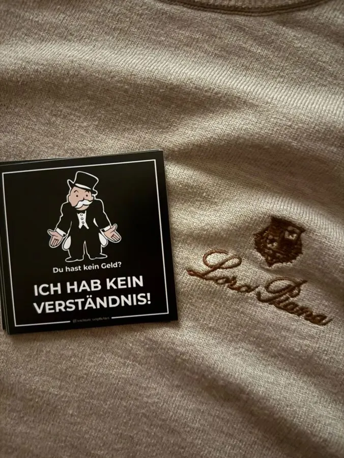 Reiche Sticker auf einem Kaschmirpullover