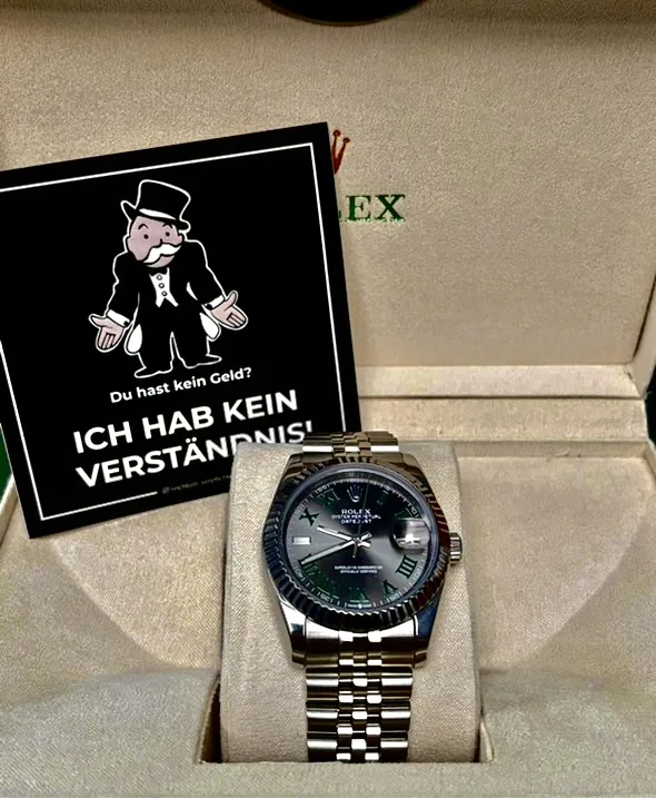 Reiche Sticker neben einer Rolex in der Box